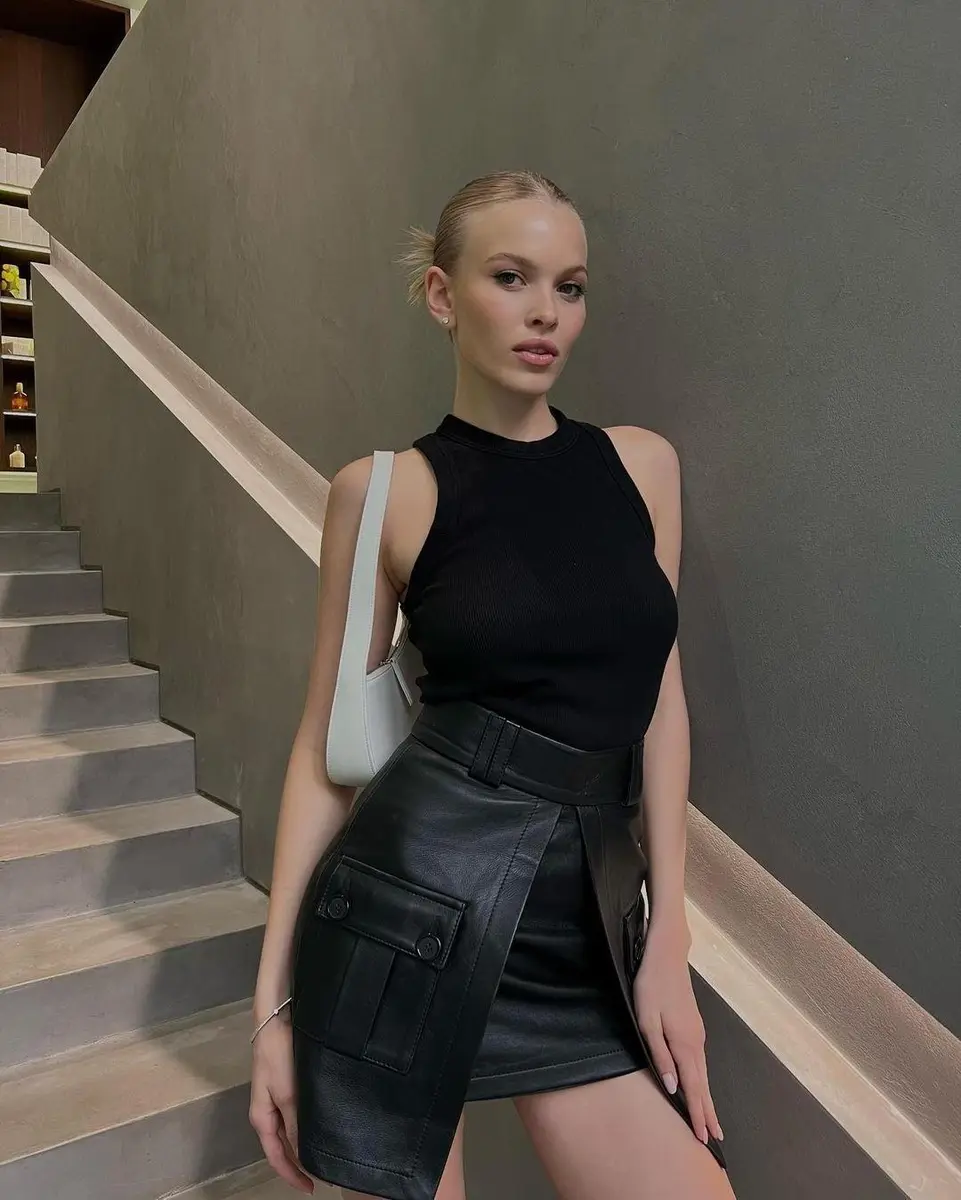 Zinnia escort in London